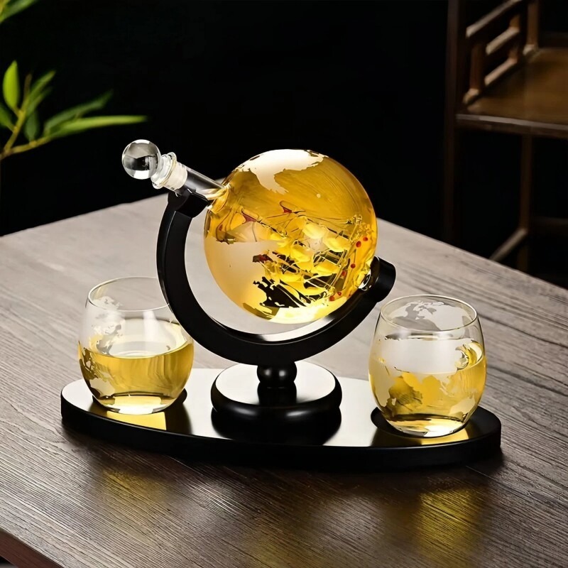 Decanter Globe Set - مجموعة إبريق نبيذ زجاجي مزخرف على